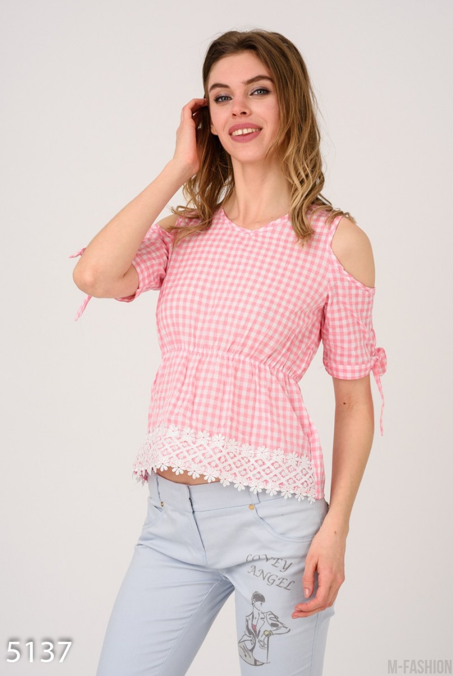 Розовая в клетку приталенная блуза с кружевом и вырезами - Фото 1
