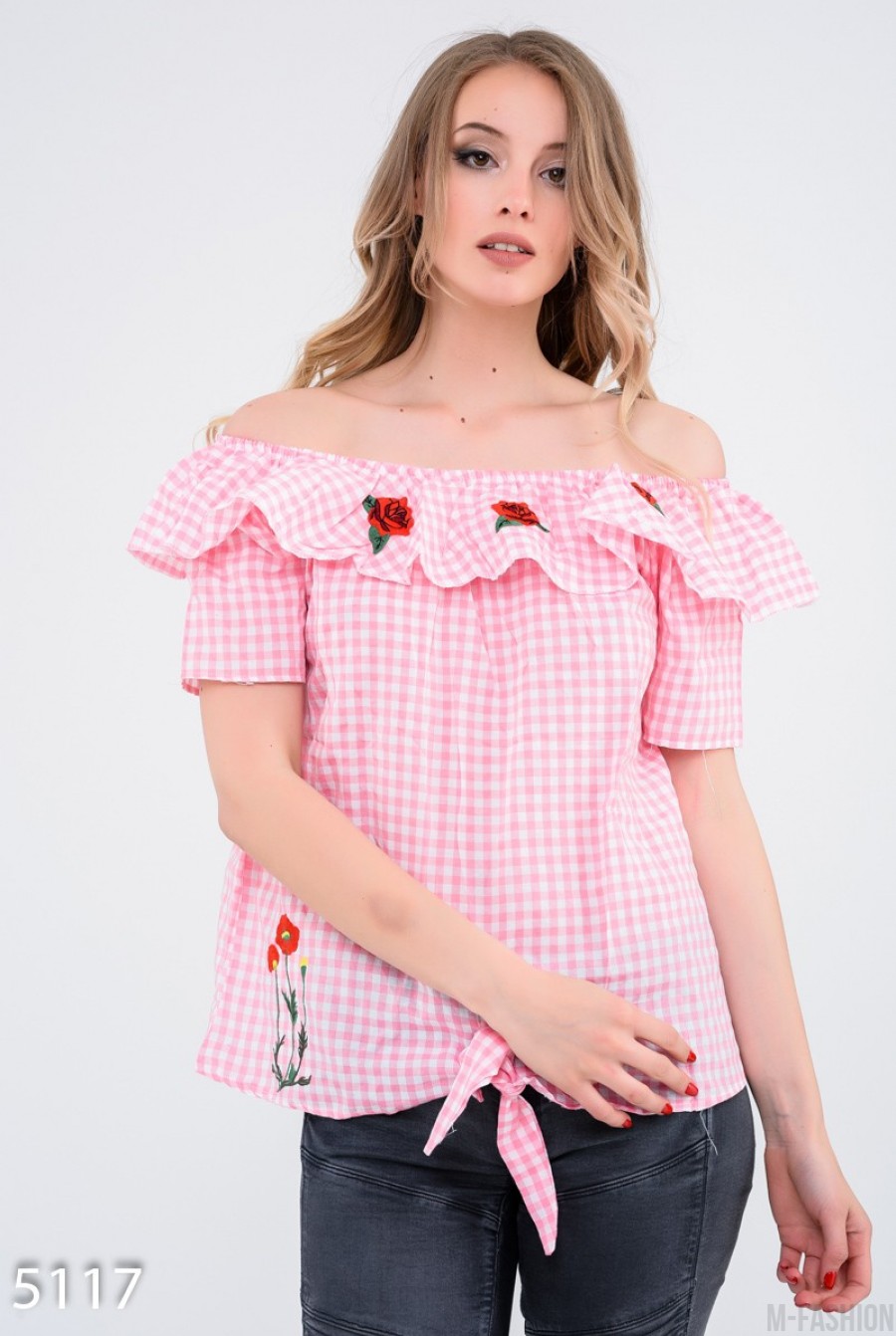 Розовая клетчатая блузка с отворотом-воланом и вышивкой - Фото 1