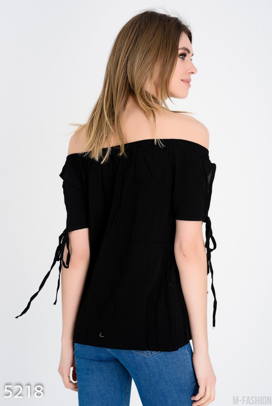 Черная блузка с открытыми плечами и короткими рукавами- Фото 3