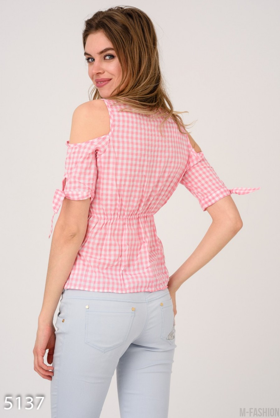 Розовая в клетку приталенная блуза с кружевом и вырезами- Фото 4