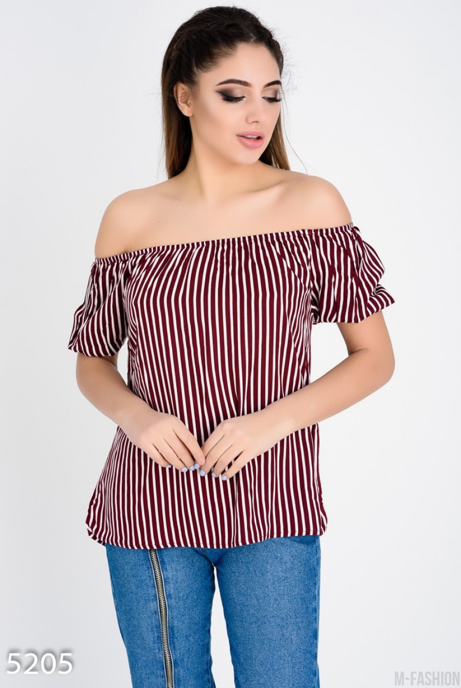 Бордовая в белую полоску удлиненная блуза с открытыми плечами - Фото 1