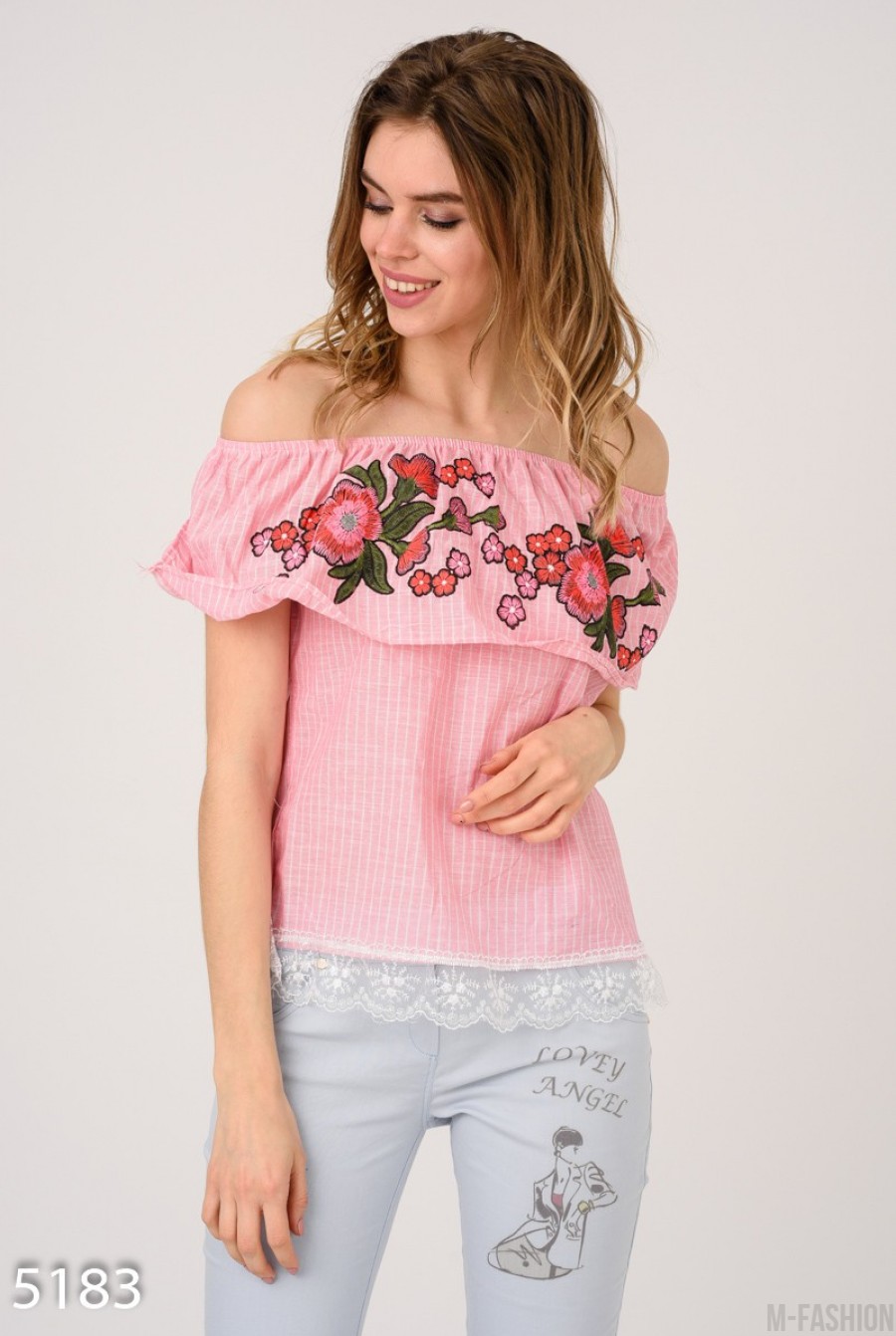 Розовая в полоску открытая блуза с кружевным краем и цветочной нашивкой - Фото 1