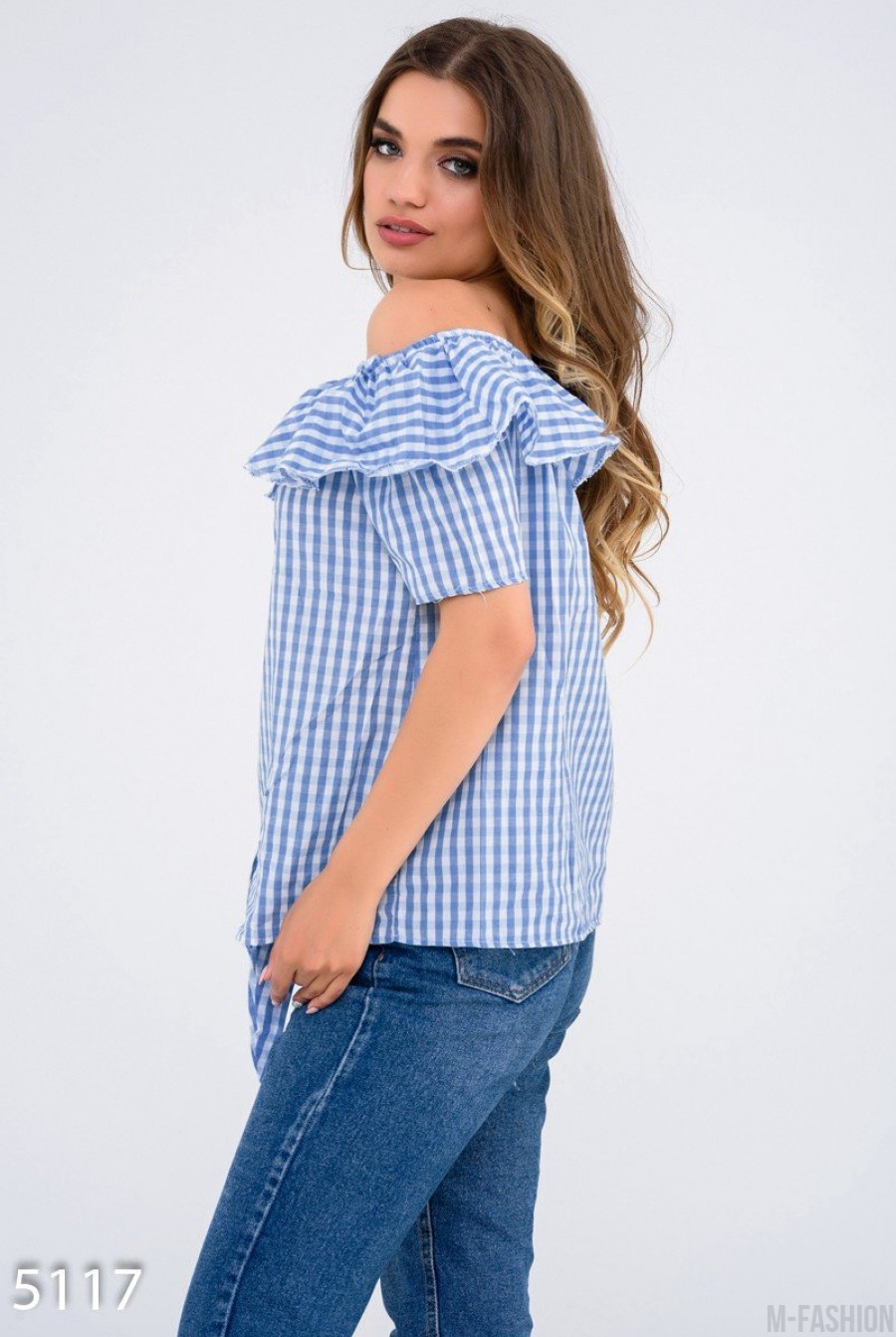Ярко-синяя клетчатая блузка с отворотом-воланом и вышивкой- Фото 2