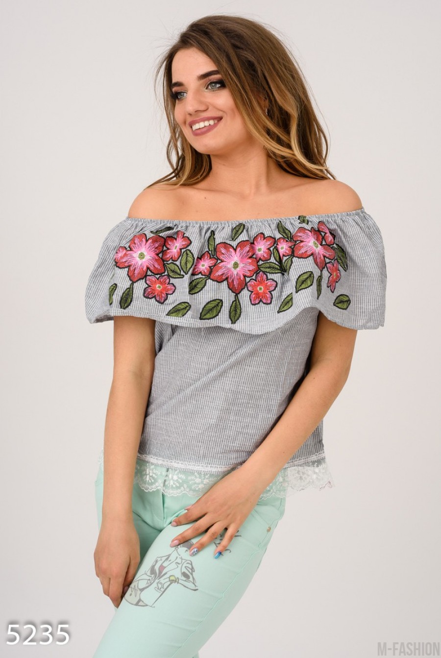 Серая в полосочку блуза с цветами на широком отвороте - Фото 1