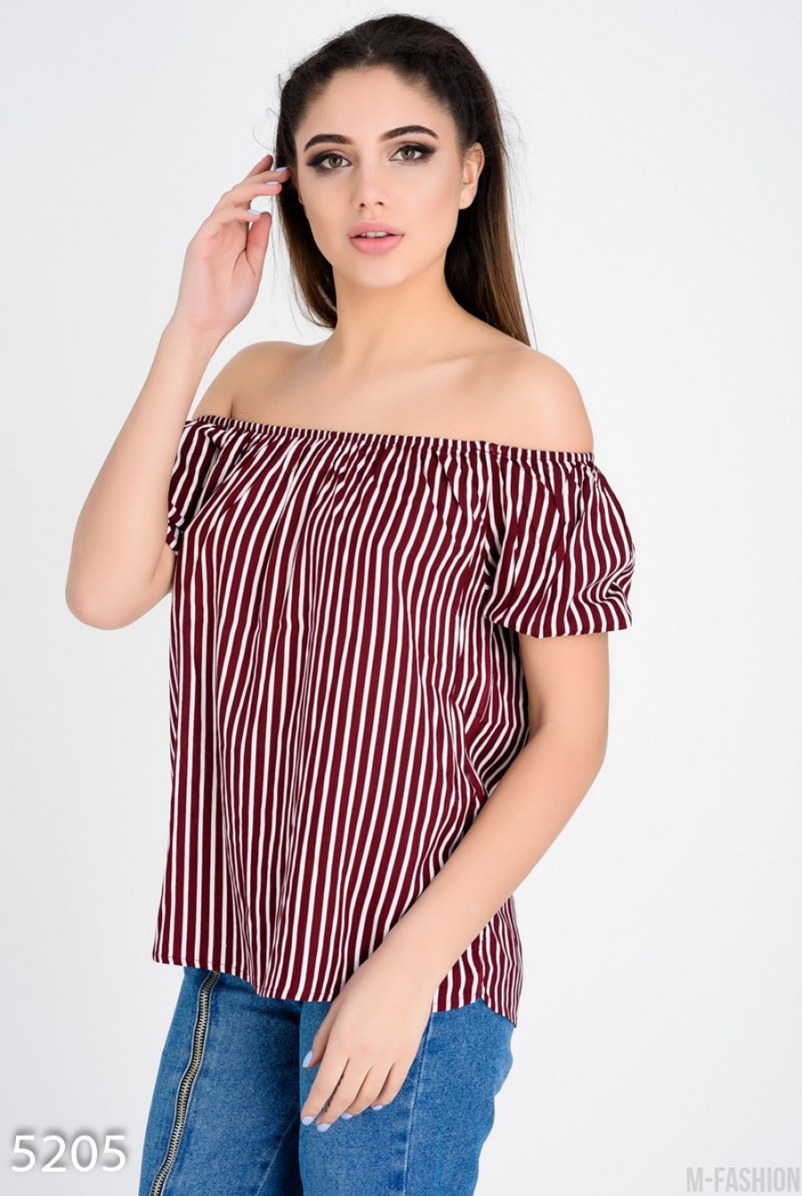 Бордовая в белую полоску удлиненная блуза с открытыми плечами- Фото 2