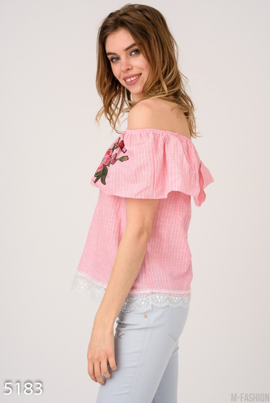Розовая в полоску открытая блуза с кружевным краем и цветочной нашивкой- Фото 2