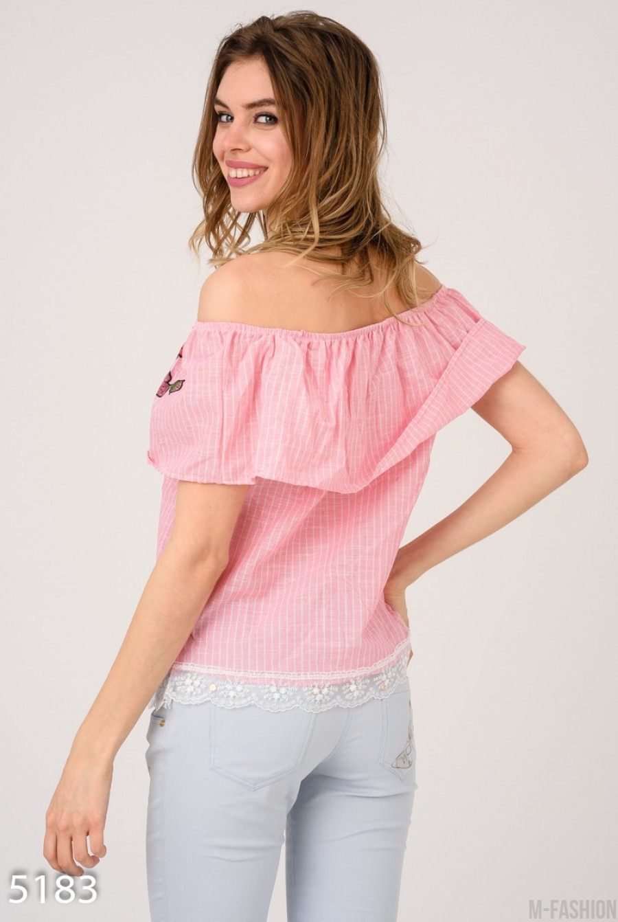 Розовая в полоску открытая блуза с кружевным краем и цветочной нашивкой- Фото 3