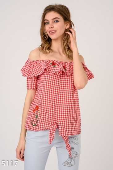 Красная клетчатая блузка с отворотом-воланом и вышивкой