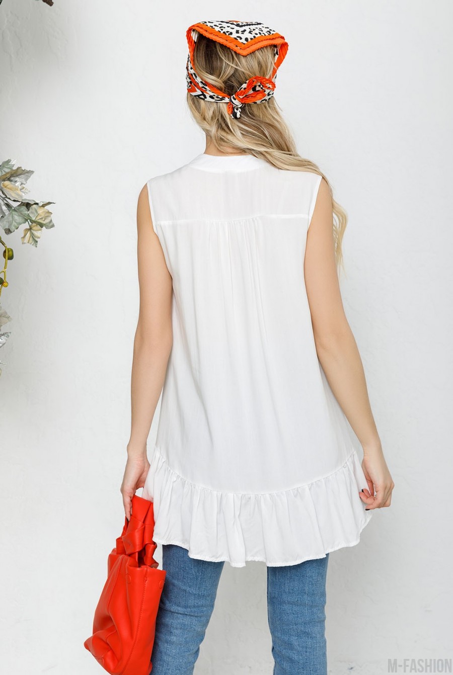 Молочная асимметричная блуза без рукавов с воланом- Фото 3