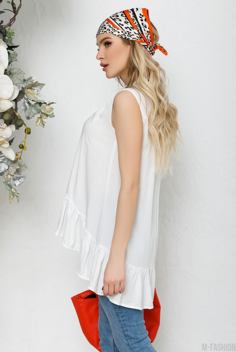 Молочная асимметричная блуза без рукавов с воланом- Фото 2
