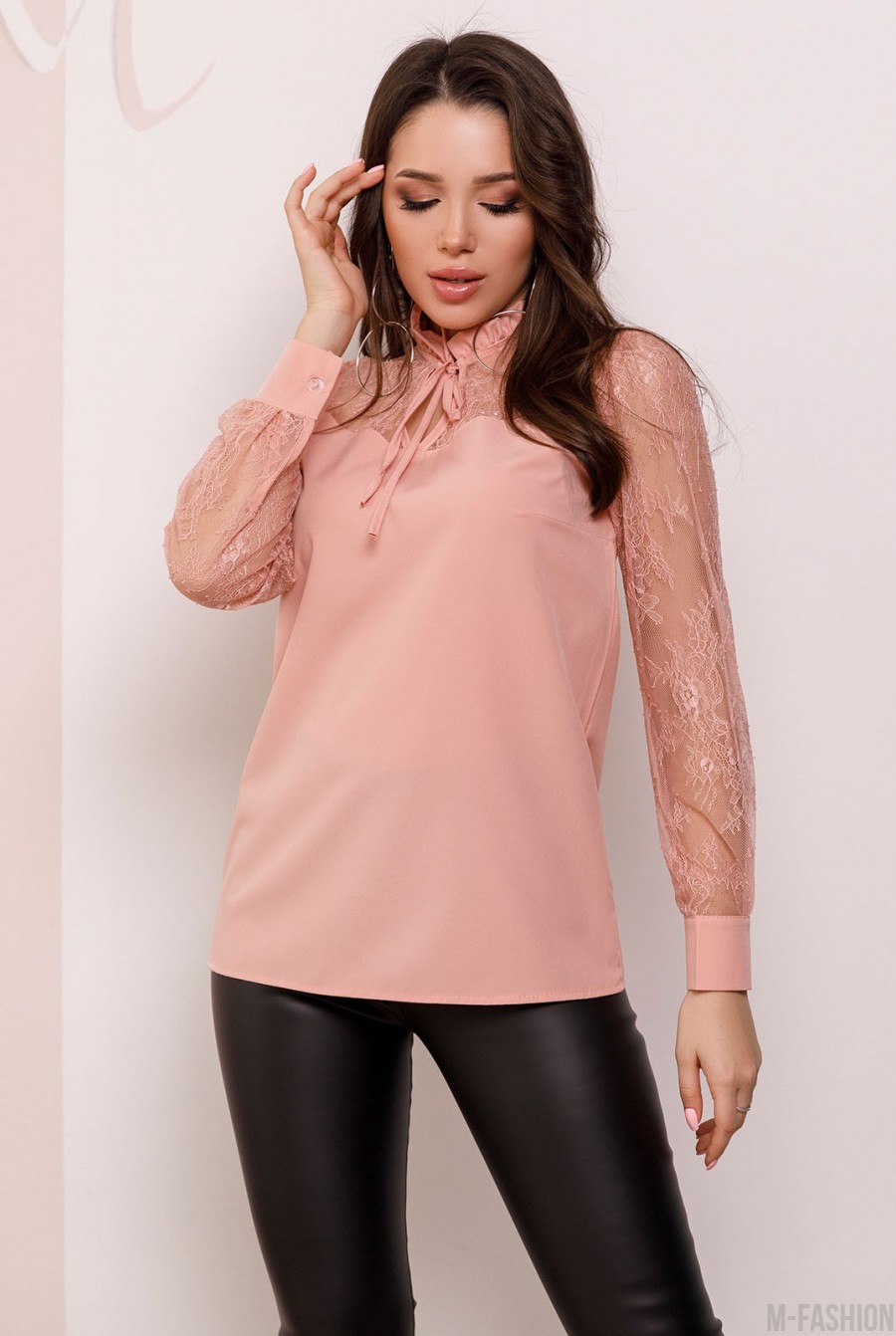 Персиковая блуза с кружевными вставками - Фото 1