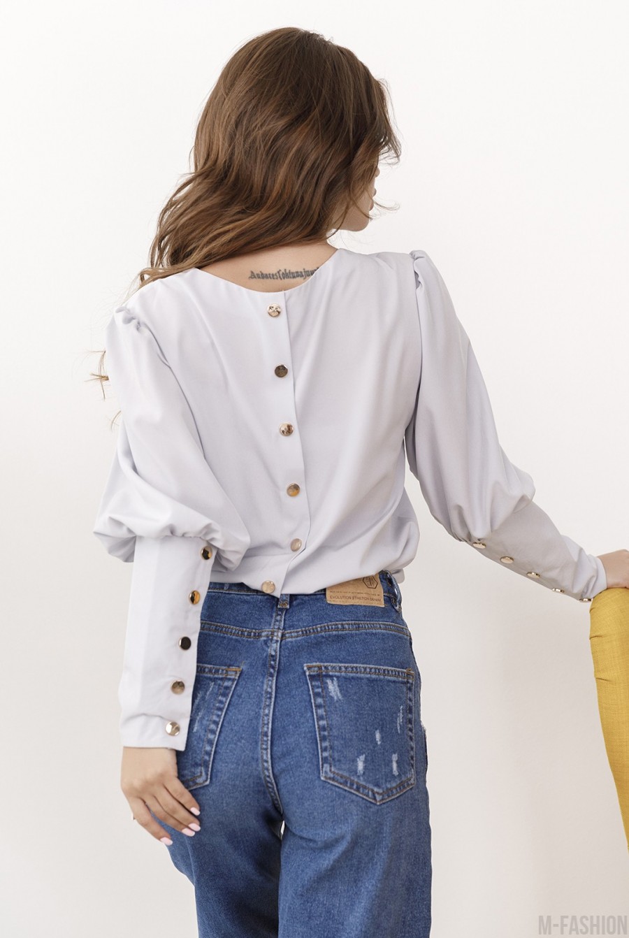 Светло-серая классическая блуза с пуговицами- Фото 3