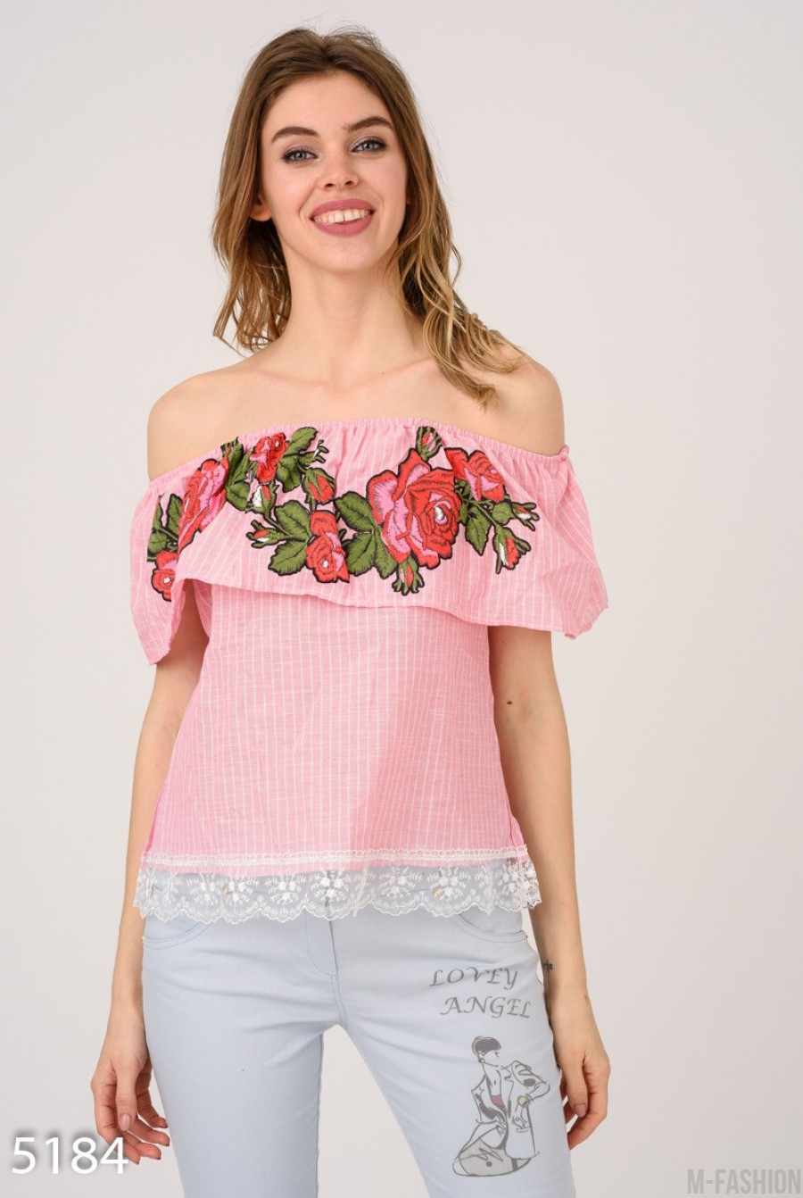 Розовая открытая блуза в тонкую белую полоску с цветочной нашивкой - Фото 1