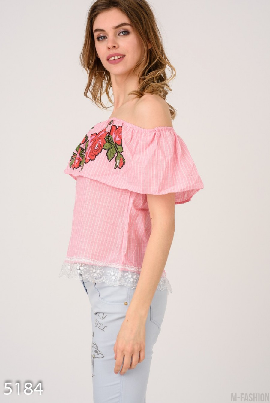 Розовая открытая блуза в тонкую белую полоску с цветочной нашивкой- Фото 2