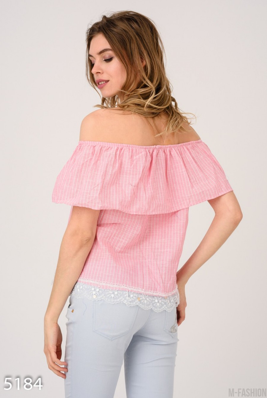 Розовая открытая блуза в тонкую белую полоску с цветочной нашивкой- Фото 3
