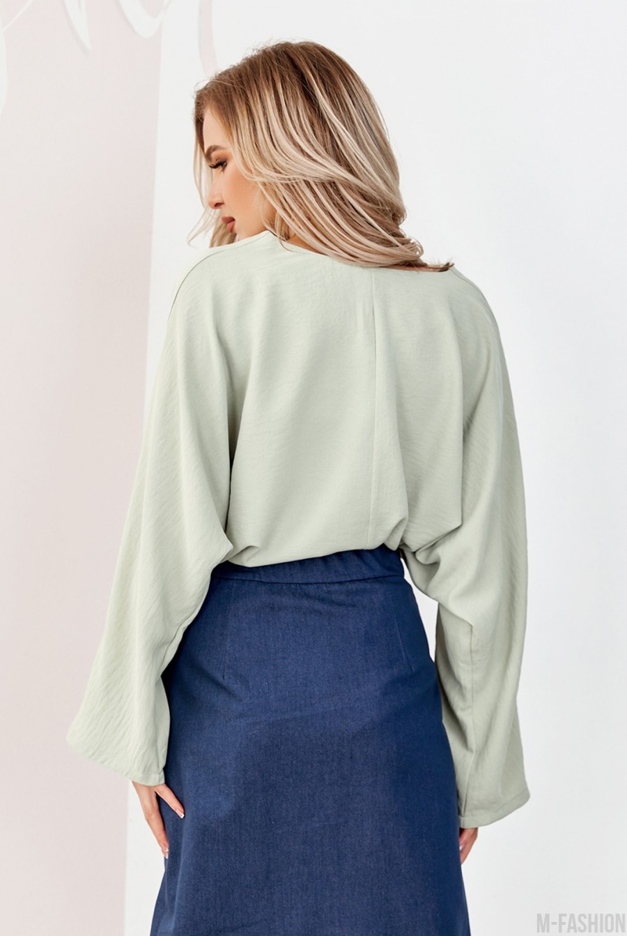 Оливковая свободная блуза с карманом- Фото 2