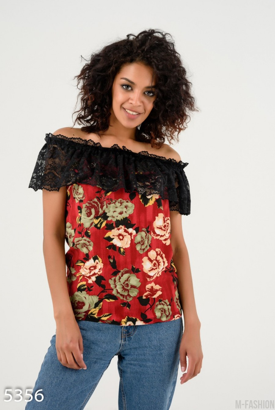 Бордовая блуза в цветах с черным кружевным отворотом - Фото 1
