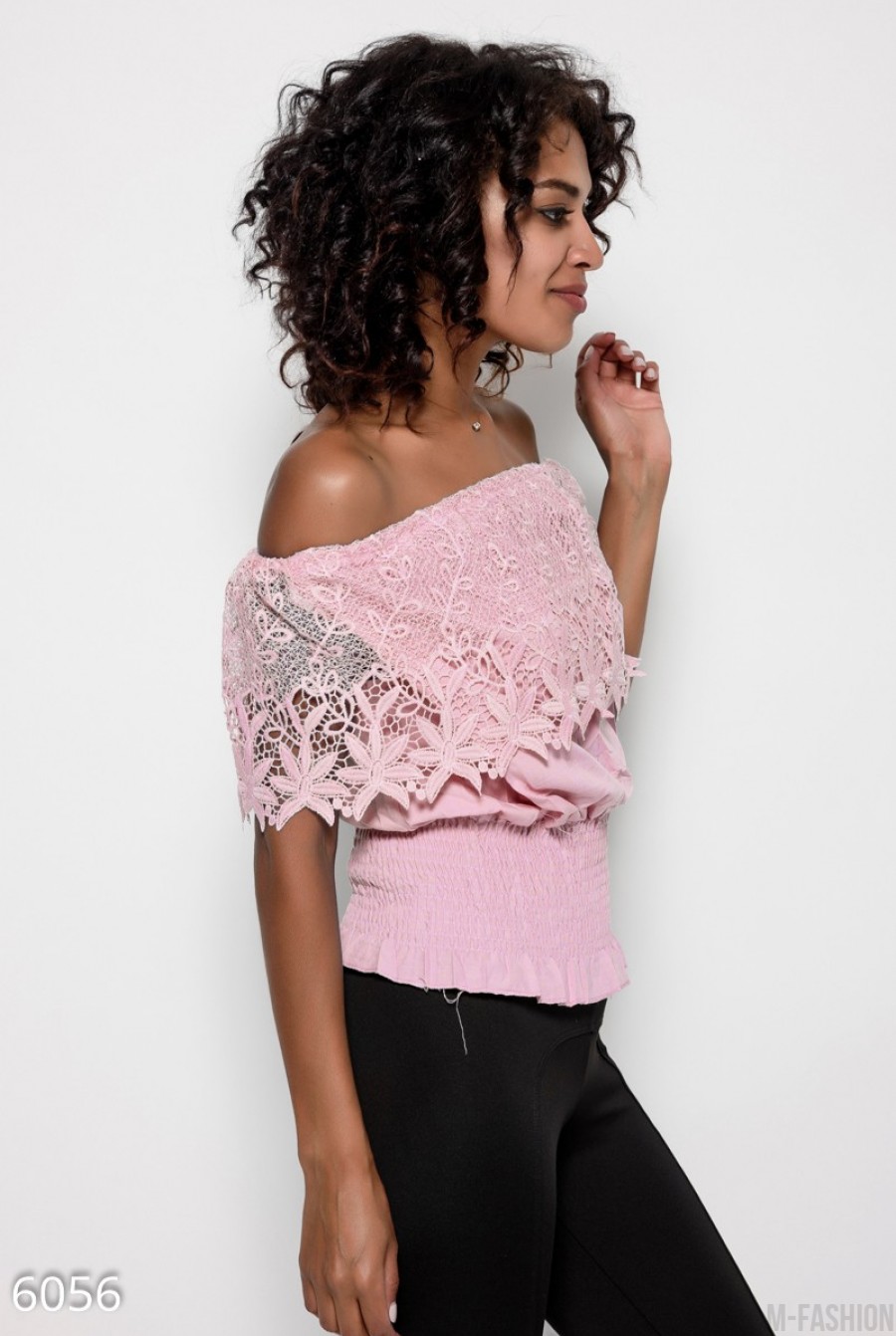 Коттоновая короткая розовая блуза с жаткой и кружевным отворотом- Фото 2