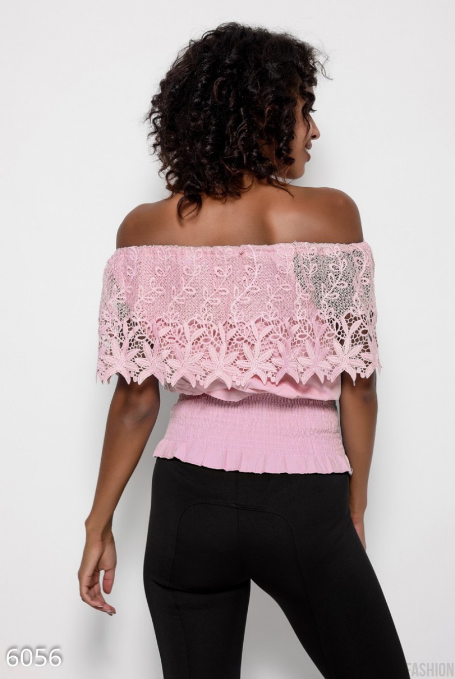 Коттоновая короткая розовая блуза с жаткой и кружевным отворотом- Фото 3