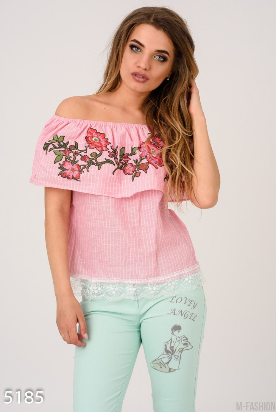 Розовая блузка с цветочным рисунком и белым кружевным краем - Фото 1