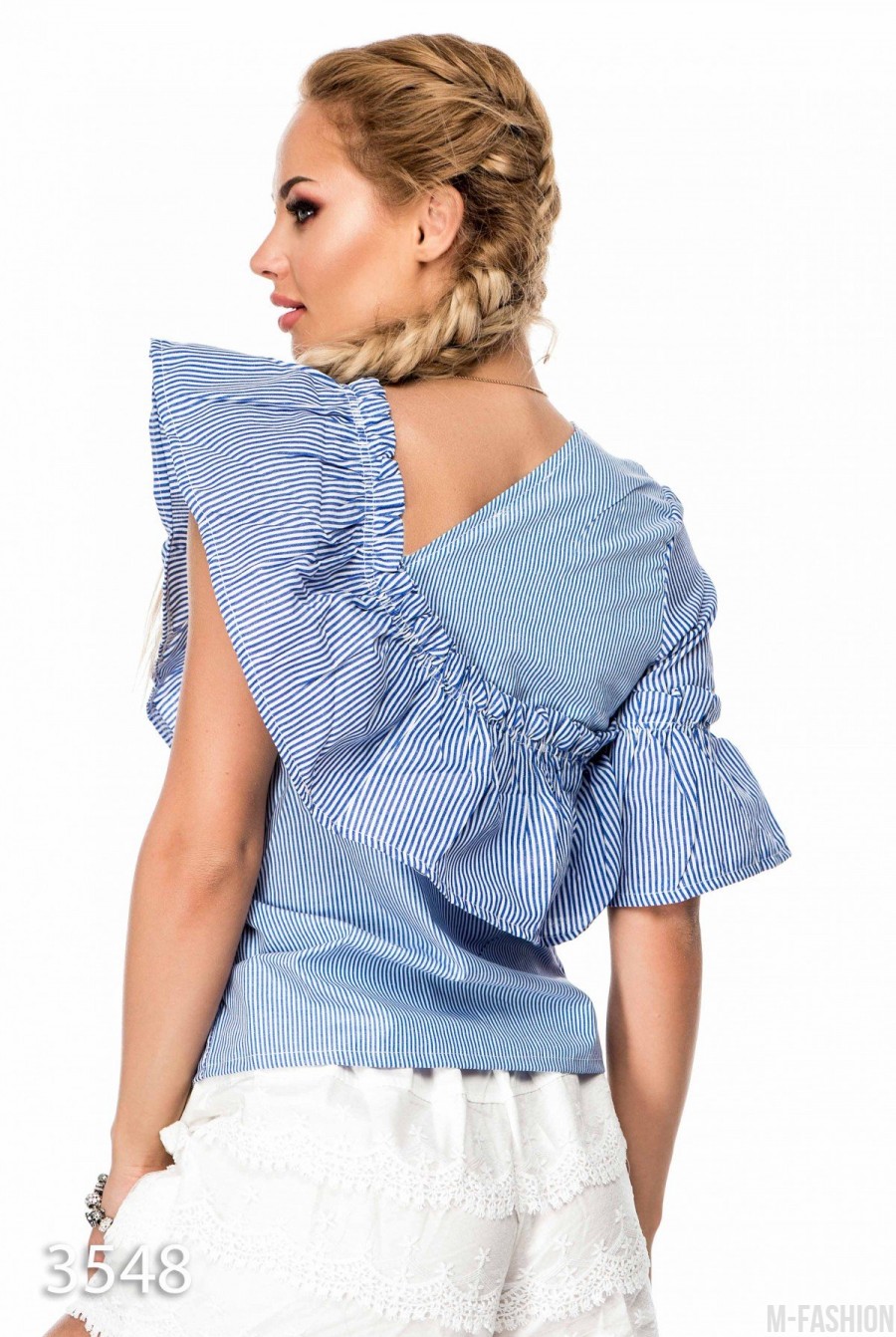 Летняя блузка в синюю и белую полоску асимметричного кроя со скошенным воланом- Фото 3