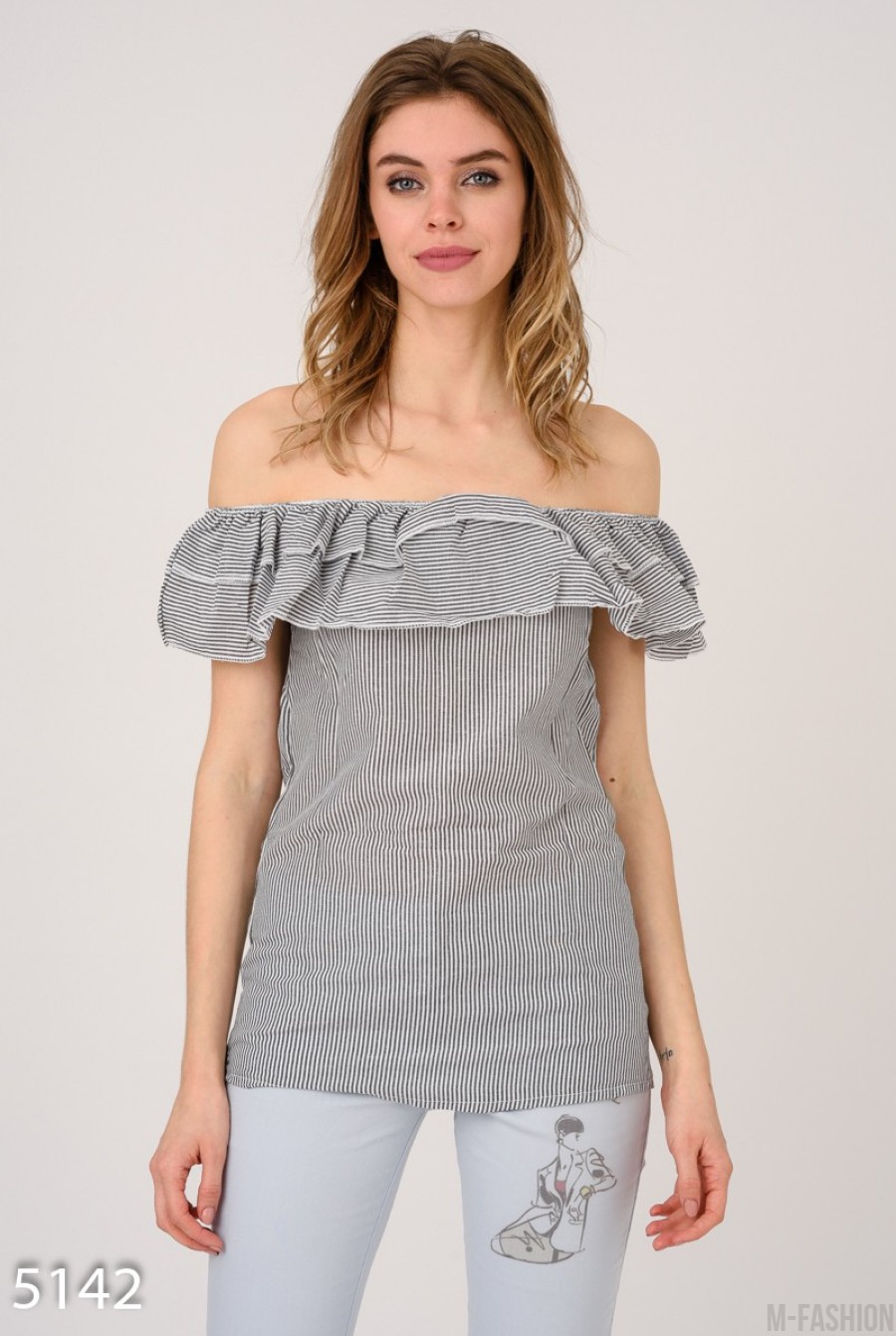 Серая удлиненная блузка в полоску с двойным отворотом - Фото 1