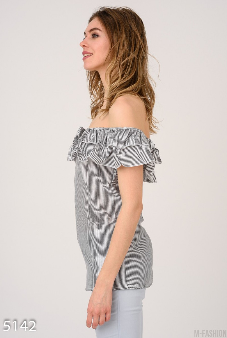 Серая удлиненная блузка в полоску с двойным отворотом- Фото 2