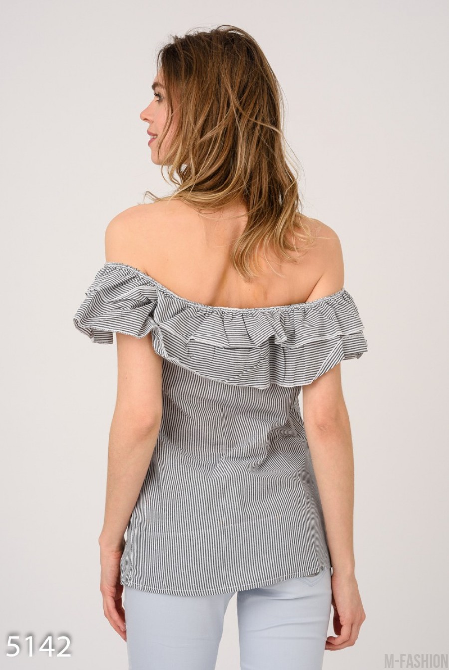 Серая удлиненная блузка в полоску с двойным отворотом- Фото 3