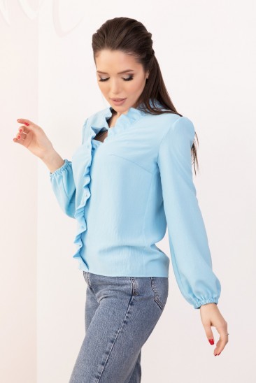 Голубая креповая блузка с рюшами