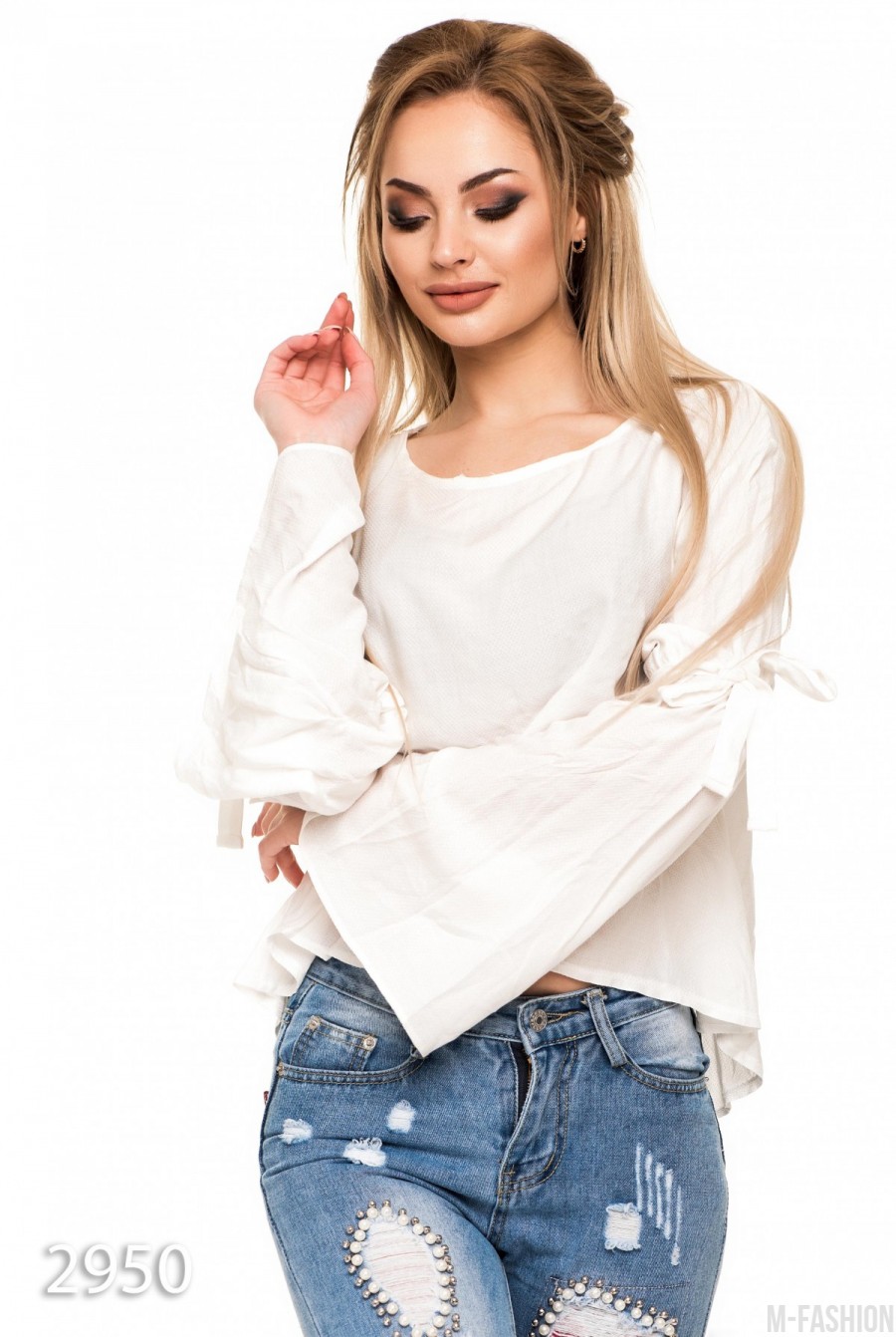 Белая прямая блуза с длинными присобранными расклешенными рукавами - Фото 1