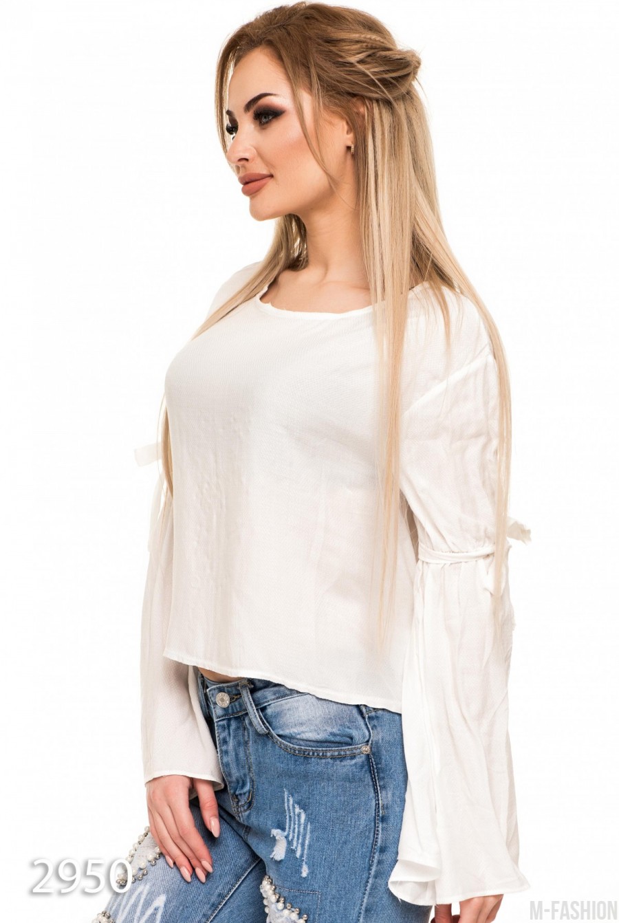 Белая прямая блуза с длинными присобранными расклешенными рукавами- Фото 3