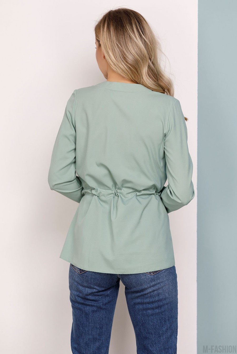 Зеленая приталенная блуза на кулиске- Фото 3
