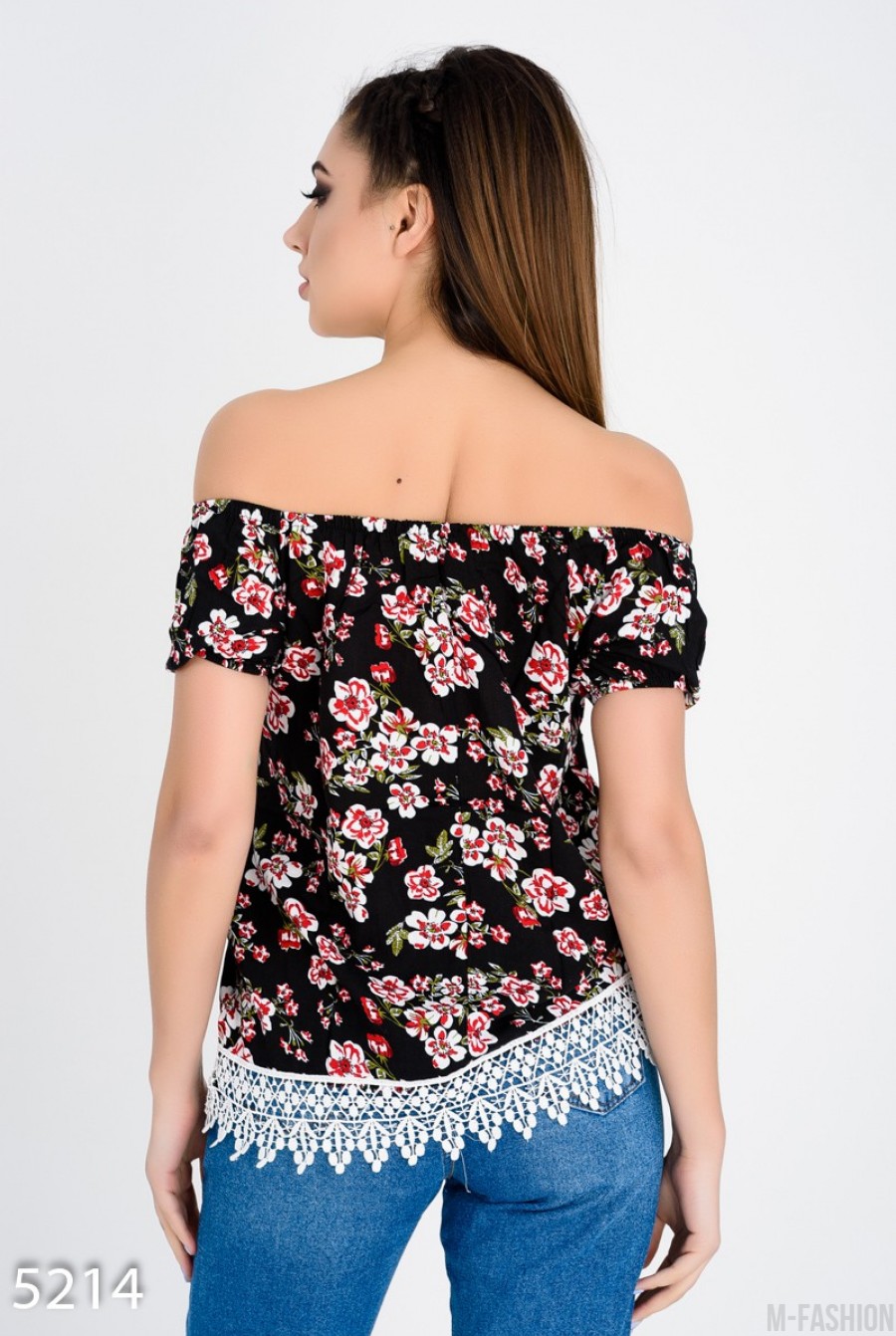 Черная в цветочный принт удлиненная блузка с открытыми плечами- Фото 3