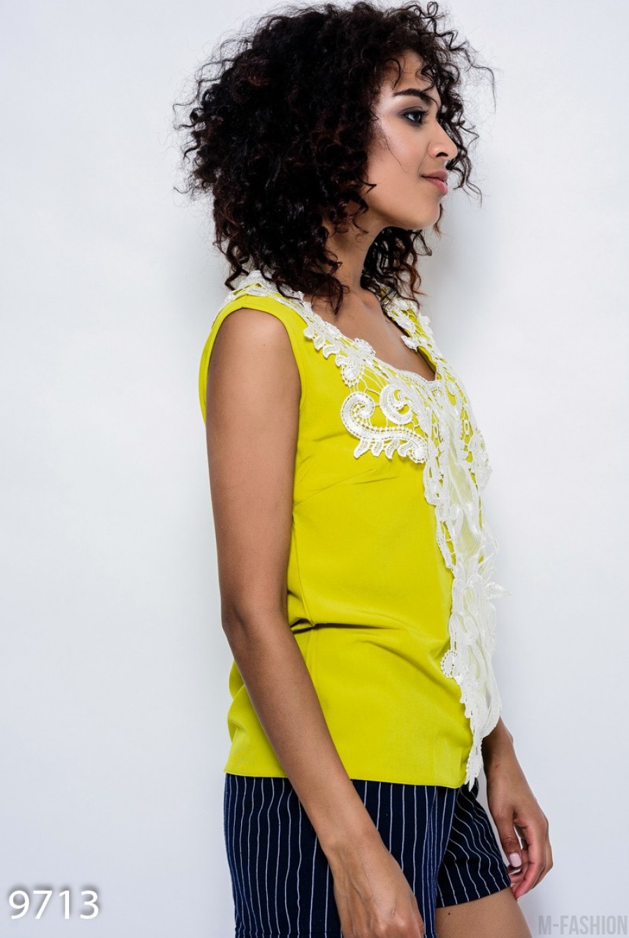Оливковая легкая блуза из стрейч-котона с декором из кружева- Фото 2