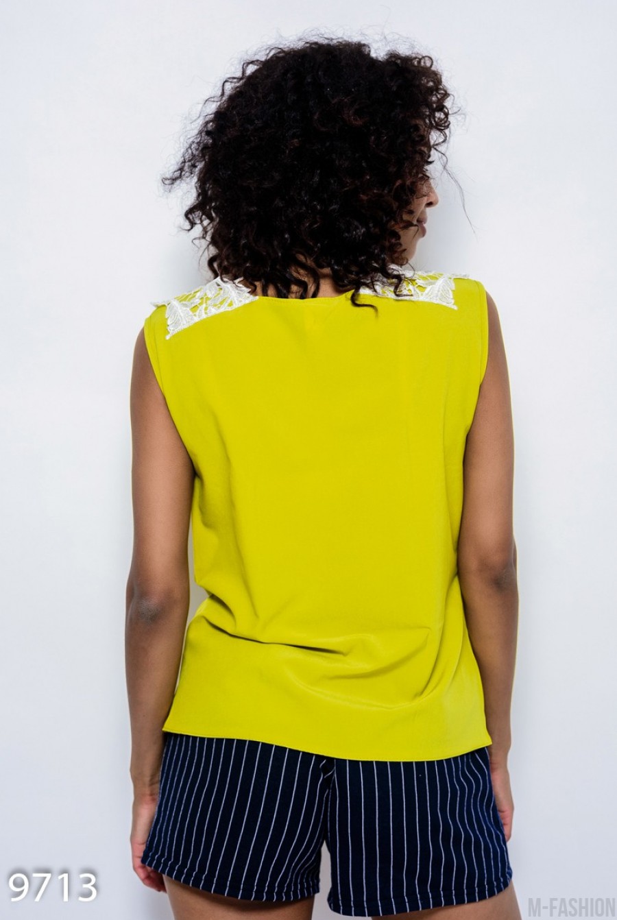 Оливковая легкая блуза из стрейч-котона с декором из кружева- Фото 3