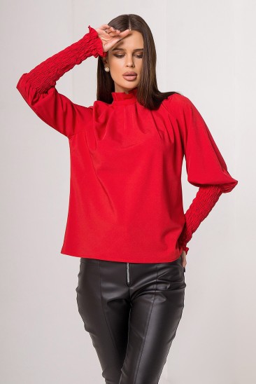 Красная блуза с жаткой и рюшами