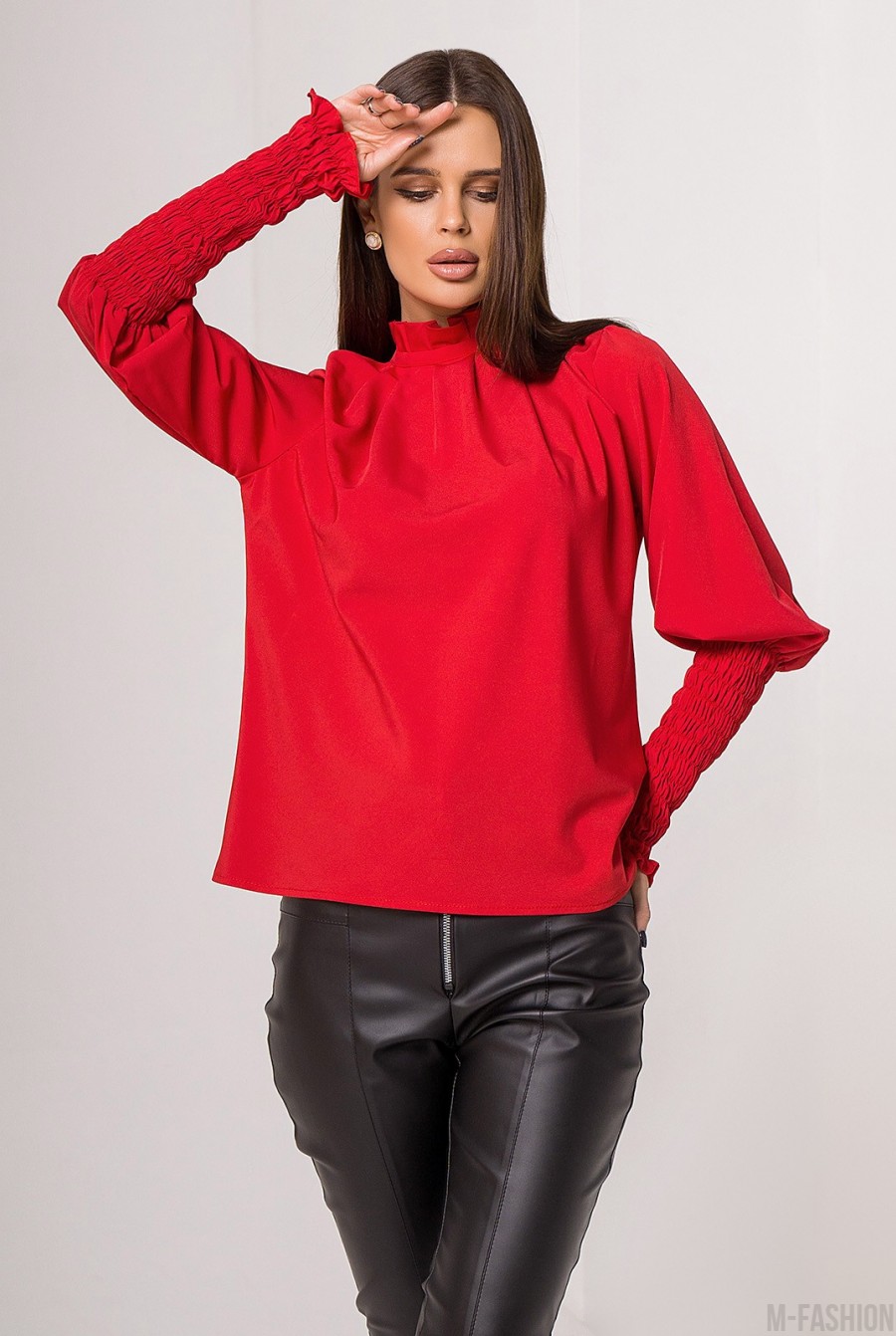 Красная блуза с жаткой и рюшами - Фото 1