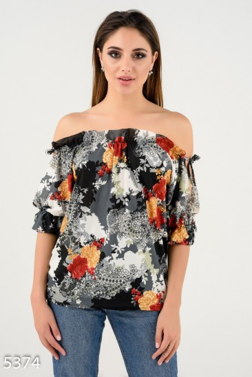 Легкая летняя блуза с открытыми плечами и темно-серым цветочным принтом