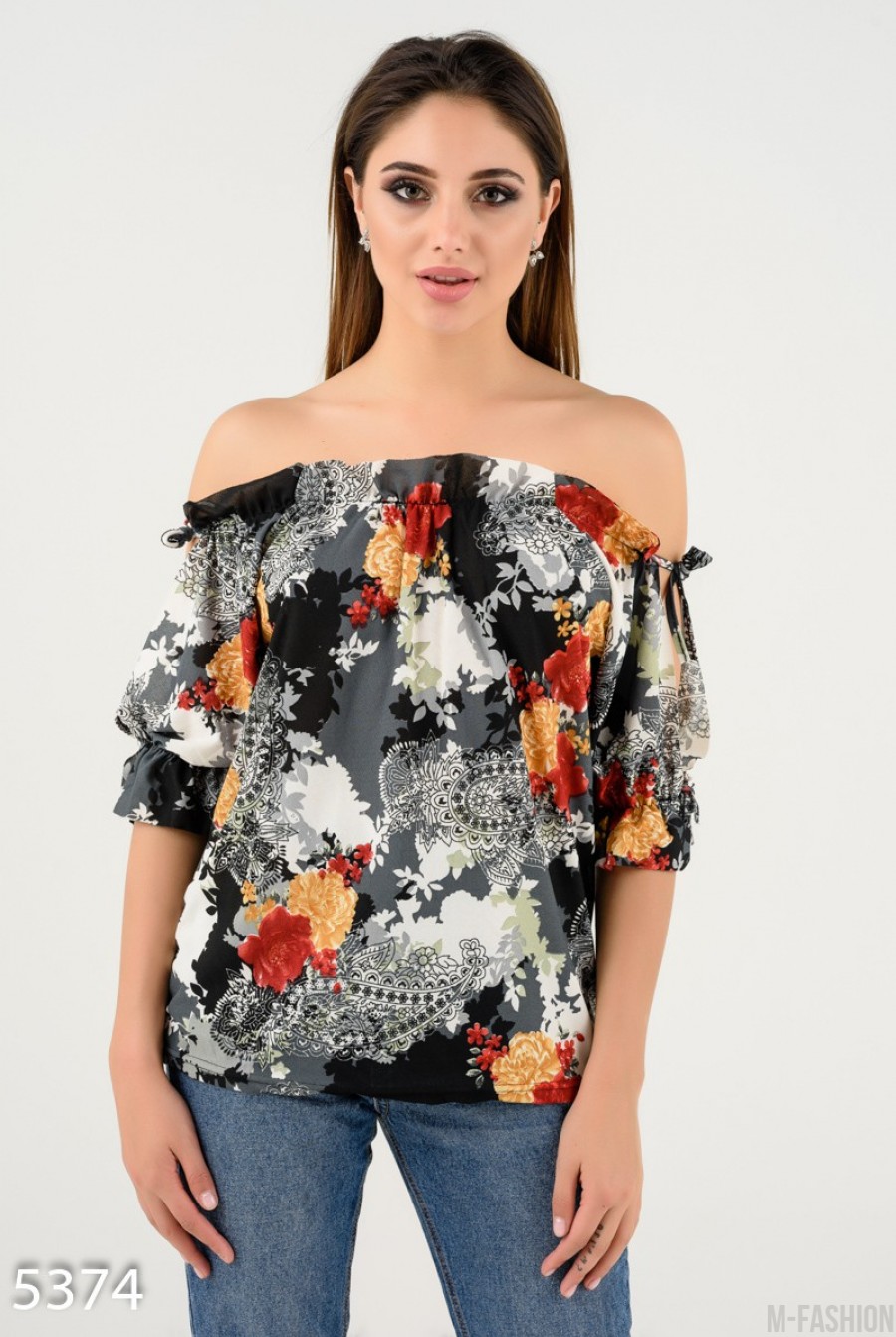 Легкая летняя блуза с открытыми плечами и темно-серым цветочным принтом - Фото 1