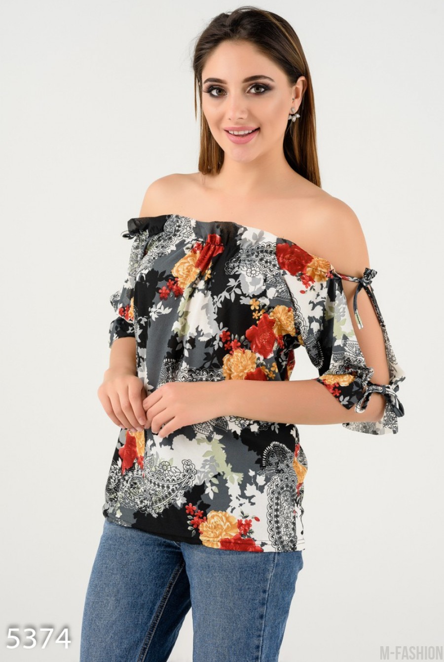 Легкая летняя блуза с открытыми плечами и темно-серым цветочным принтом- Фото 2
