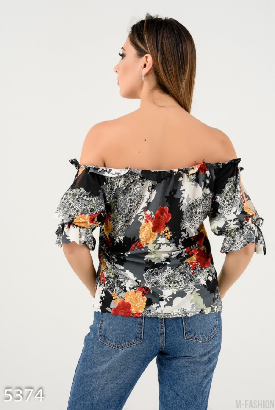 Легкая летняя блуза с открытыми плечами и темно-серым цветочным принтом- Фото 3