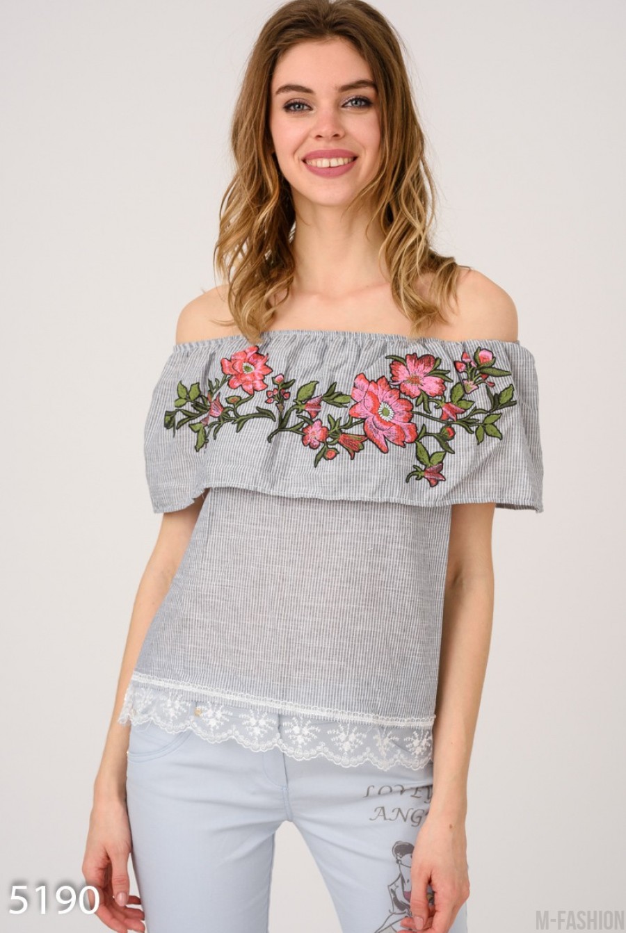 Серая в тонкую полоску блузка с цветочным рисунком и широким кружевом - Фото 1