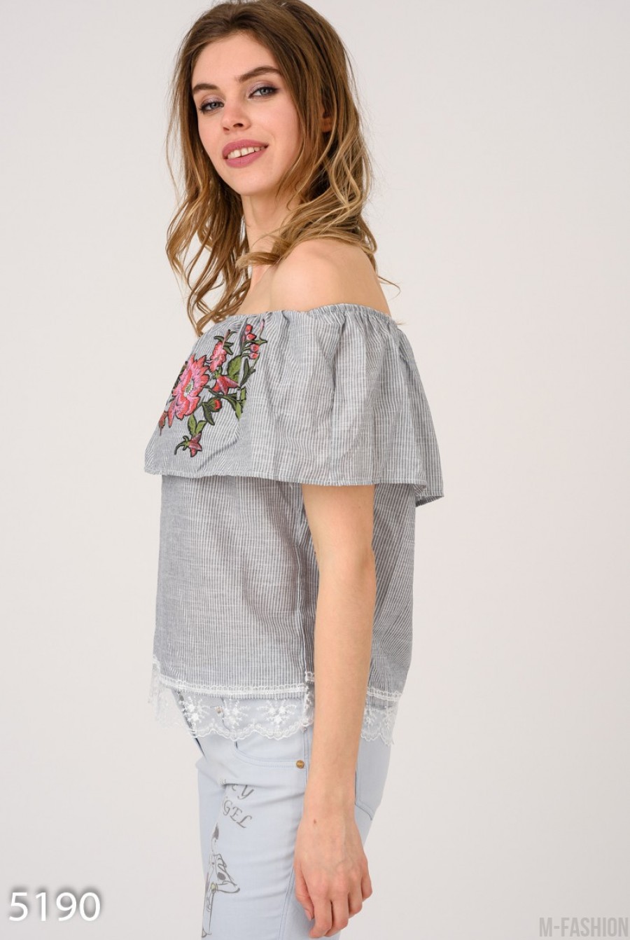 Серая в тонкую полоску блузка с цветочным рисунком и широким кружевом- Фото 2