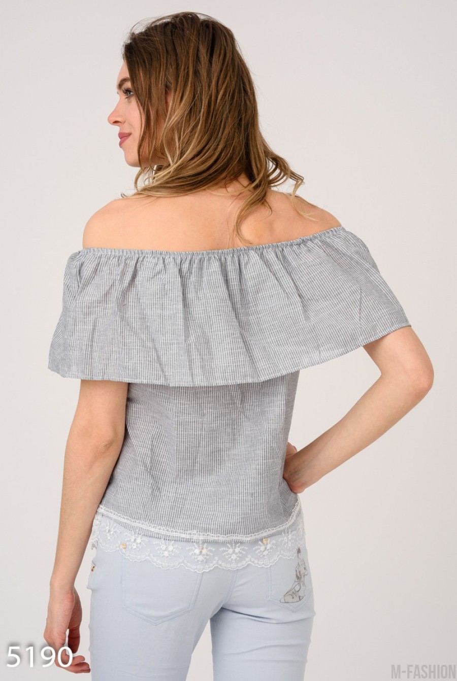 Серая в тонкую полоску блузка с цветочным рисунком и широким кружевом- Фото 3