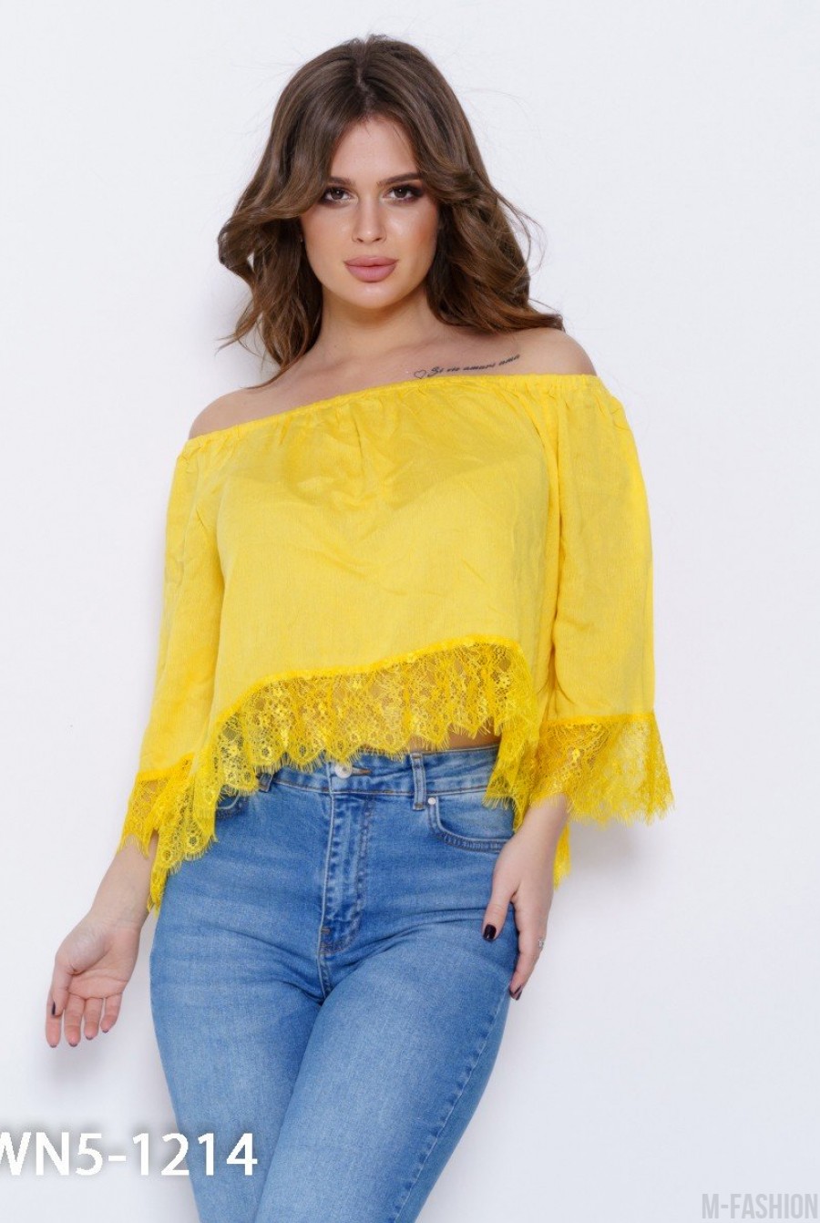 Короткая желтая оригинальная блуза с кружевом - Фото 1