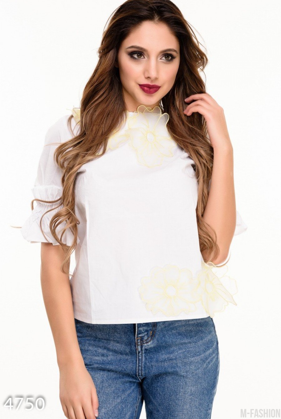 Белая блуза с короткими рукавами-воланами и крупным цветочным декором - Фото 1