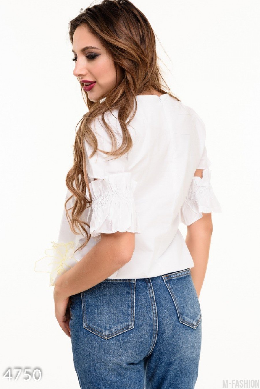 Белая блуза с короткими рукавами-воланами и крупным цветочным декором- Фото 3