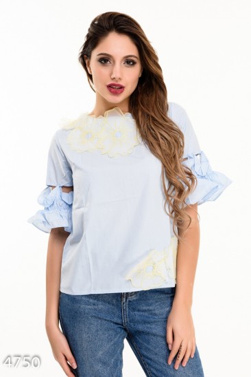 Голубая блуза с короткими рукавами-воланами и крупным цветочным декором