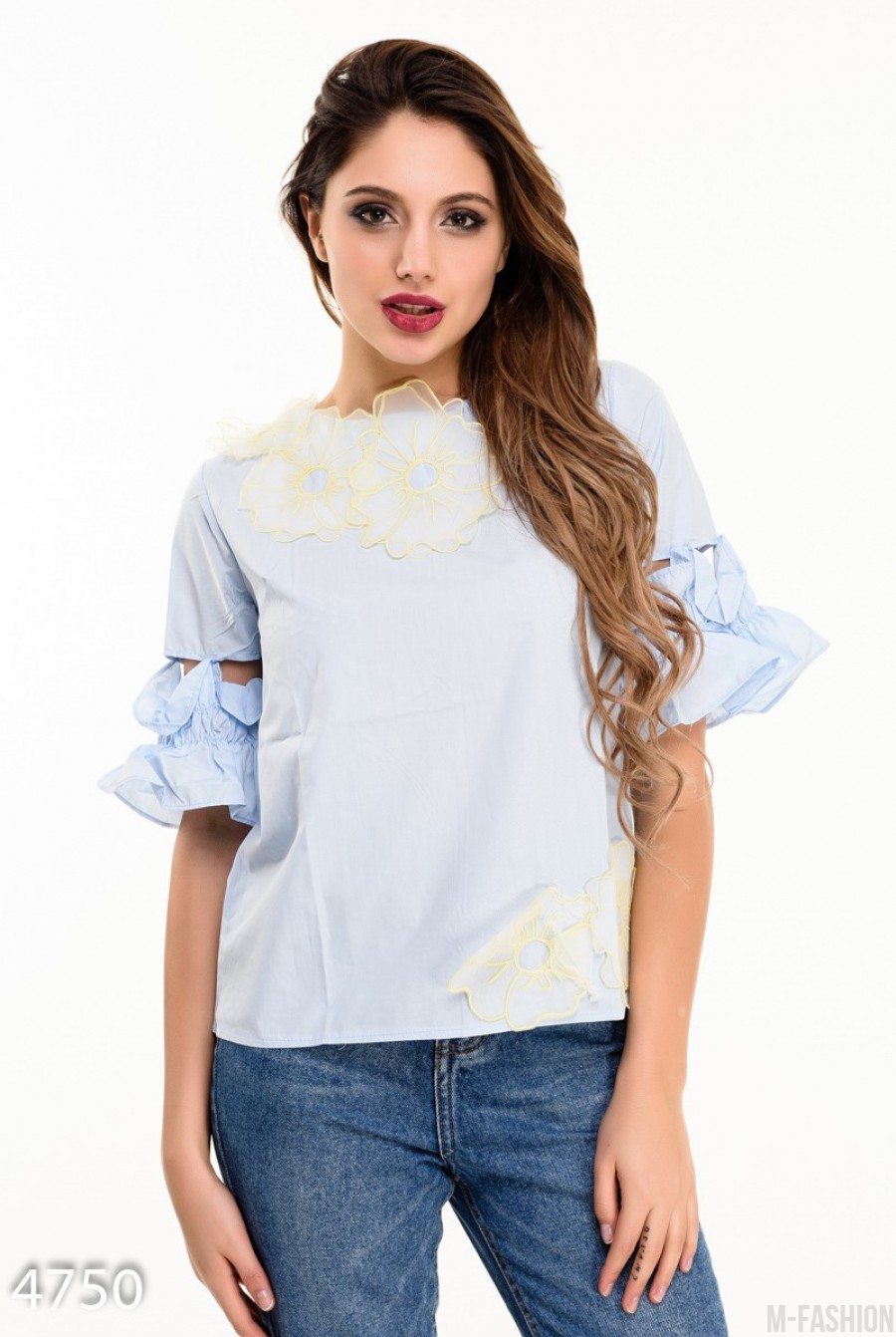 Голубая блуза с короткими рукавами-воланами и крупным цветочным декором - Фото 1