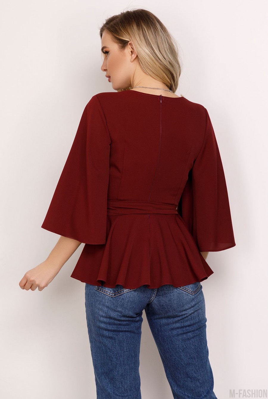 Бордовая блуза с баской и оригинальными рукавами- Фото 3